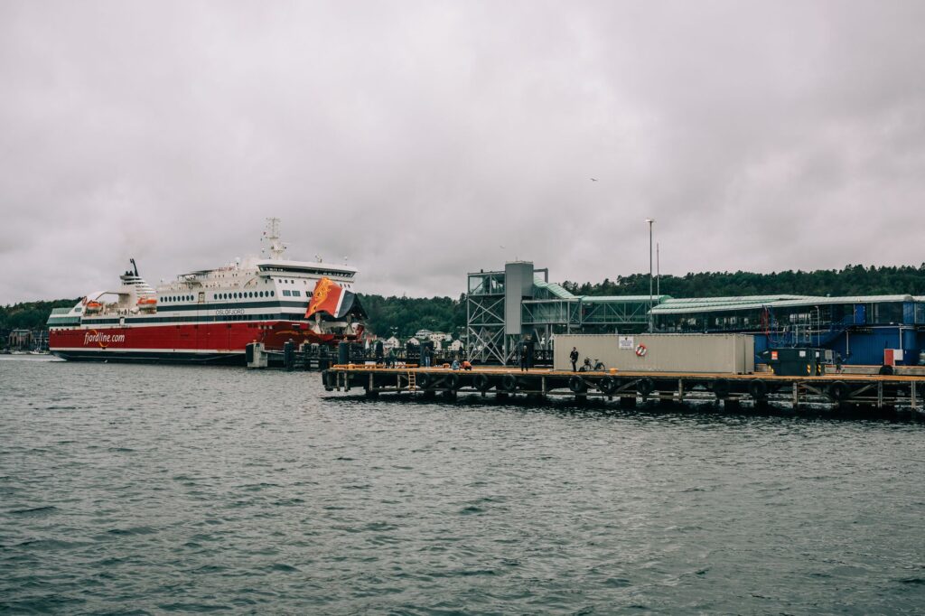 Trajekt kroz nordijski fjord