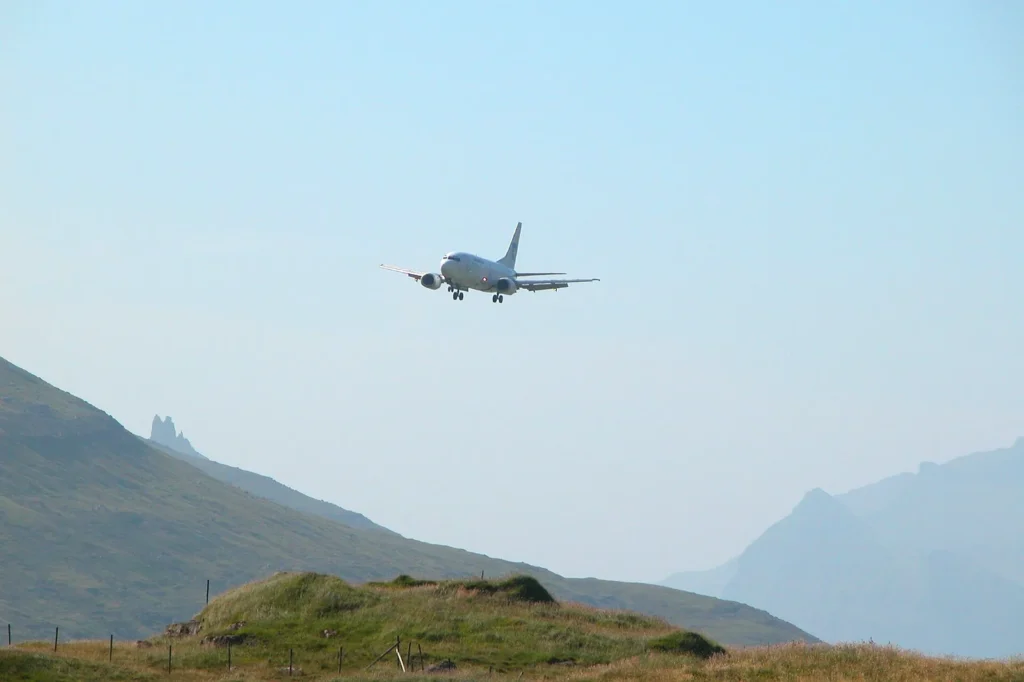 Avion u prilazu aerodromu Vágar, Farska Ostrva