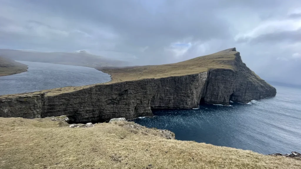 Jezero Sørvágsvatn („Lake above the ocean“) sa litice Trælanípan, Vágar, Farska Ostrva
